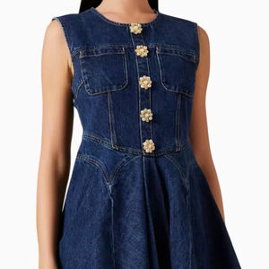 Robe d'été élégante en jean, coupe ajustée, sans manches, avec boutons dorés en forme de fleur, mini-robe en jean clair pour femmes - Product Image 4