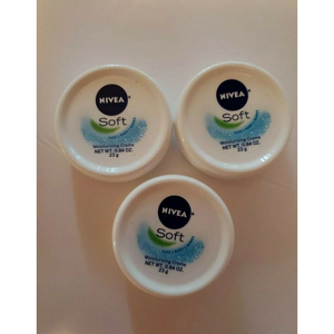 Crème hydratante nourrissante ultra légère avec glycérine, formule douce Nivea Soft pour une peau fraîchement douce - Product Image 1