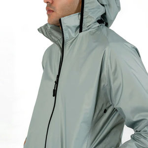 Nouvelle veste coupe-vent imperméable respirante à capuche pour homme avec fermeture éclair, logo personnalisé sur le devant, écologique, séchage rapide, pas chère - Product Image 4