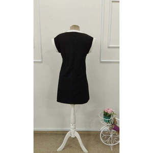 Vestido Corto de Crepé Brillante con Cuello Redondo y Mangas Cortas para Mujer, con Detalle de Puño en Contraste, 35971 - Negro - Product Image 6