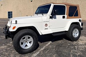 Jeep Wrangler SE 4x4 de 1997, Usado, Motor V8 de 4.8 Litros, Tracción en las Cuatro Ruedas, Mayormente de Propietarios del Sur - Product Image 3
