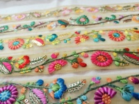 Rubans et lacets brodés floraux sur mesure en plusieurs couleurs assorties, adaptés aux créateurs de robes pour enfants