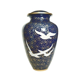 Urna Funeraria de Latón para Cenizas de Adultos, Azul con Palomas Blancas, para Hombre o Mujer, Grande, para Cenizas de Hombre - Product Image 6