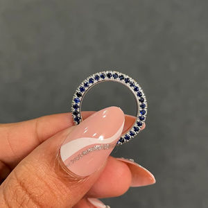 Anillo de Boda Elegante de Platino con Tres Lados Adornados con Diamantes Cultivados en Laboratorio y Detalles de Zafiro Azul, Anillo de Aniversario de Bodas - Product Image 1