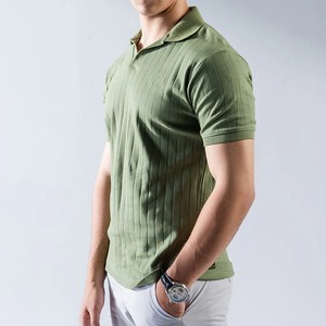 เสื้อยืดโปโลผู้ชายถักวาฟเฟิลสไตล์วินเทจเสื้อโปโลแขนสั้นผ้าฝ้ายสีพื้นโลโก้ที่กำหนดเอง - Product Image 2