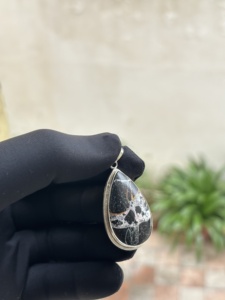 Pendentif en argent sterling de luxe fait main, personnalisable, naturel et impressionnant, avec turquoise buffle, forme de poire, cabochons, pierres précieuses, bagues - Product Image 2