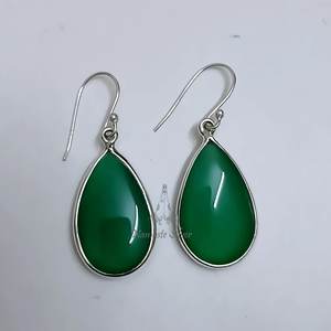Pendientes colgantes de ónix verde, plata de ley 925, joyería artesanal con piedras preciosas en forma de pera - Product Image 1