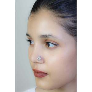 Swadeshi Pitara Bijou de piercing de nez pour femme en argent 925, fileté intérieurement, avec fleur en zircon sertie à griffes, style Nazakat, pour mariage - Product Image 1