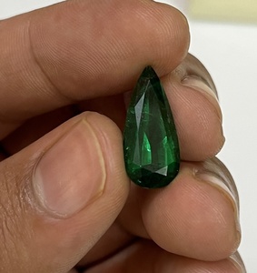 Esmeralda Suelta Natural Sin Tratar de 5.61 Quilates, Forma de Pera, Origen Zambia, Color Verde Intenso, Certificación IGI, Calidad AAA+ - Product Image 3