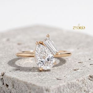 Anillo de Compromiso Solitario con Diamante Cultivado en Laboratorio, Corte Pera, Oro de 14K, con Acento de Baguette, Anillo de Lujo - Product Image 1