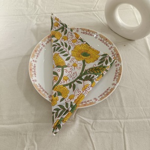 Serviettes en coton imprimées à la main avec des motifs floraux indiens jaunes et verts, tailles personnalisées pour les mariages, fabrication artisanale, écologiques et biologiques pour la maison - Product Image 1