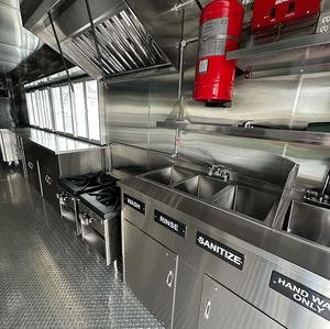 Meilleure offre pour camion de restauration personnalisé de 15,7 pieds en aluminium, triple essieu, carrosserie en acier inoxydable avec alimentation intégrée pour utilisation extérieure - Product Image 4