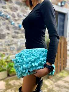 Bolso de mano esponjoso para mujer, bolso de mano de ganchillo rojo y peludo, bolso de mano tejido, bolso hinchado hecho a mano - Product Image 3