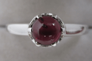 Anillo de Joyería Fina con Granate, Bañado en Rodio y con Engaste de Rodio en Oro Blanco o Platino para Uso Diario - Product Image 1