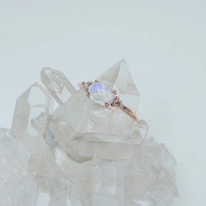Bague artisanale plaquée or et argent, ovale, en pierre de lune arc-en-ciel bleue et perle, style vintage, sertie à griffes, certifiée par un tiers - Product Image 6