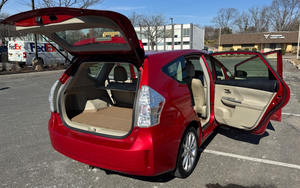 Toyota Prius rouge d'occasion 2014, conduite à gauche - Product Image 5