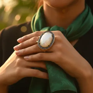 Bague de fiançailles cocktail pour femme en argent 925 plaqué or rose, avec pierre ovale en pierre de lune naturelle sertie griffe, bijou de luxe et de mode - Product Image 1