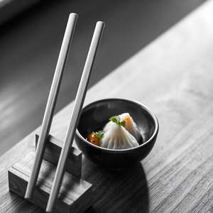 Palillos Elegantes de Madera Hechos a Mano, Desechables, Ecológicos, Ligeros, Duraderos, con Acabado Liso, Certificación CE, para Comida Asiática y Sushi - Product Image 3