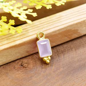 Abalorio pequeño de cuarzo rosa, colgante de bisel chapado en oro, collar con colgante hecho a mano de tres diseños crudos, abalorio de piedras preciosas facetadas - Product Image 1