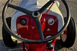 LISTO PARA CONDUCIR - USADO, VOLANTE A LA IZQUIERDA |   CONDUCCIÓN DERECHA |   Tractor Ford 8N de 1951 - Product Image 4