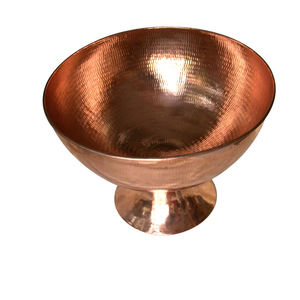 Bol de service en cuivre avec des marques de marteau artistiques créant une texture unique pour des arrangements de table sophistiqués - Product Image 1