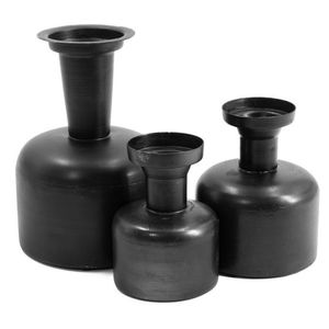 Auténtico florero de metal de estilo vintage con un desgastado ideal para agregar un toque atemporal y sofisticado a los interiores - Product Image 1