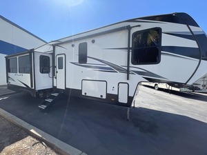 Remolque de Campamento Usado en Excelentes Condiciones, Nuevo Modelo 2022 Dutchmen A-t-l-a-s 3172R-L-K-B en Venta para Campamento y Viajes - Product Image 4