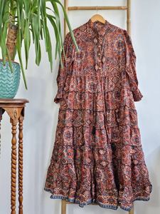 Midi Bohemian Flowy Dress in Earthy Ajrakh Brown Elegante Summer Wedding High Tea Daywear para Beach Mezcla de seda de algodón hecha a mano - Product Image 2
