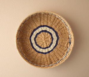 Notre plateau de nourriture en jonc de mer tissé à la main avec des accents naturels et indigo fabriqué au Vietnam avec SISU - Product Image 2