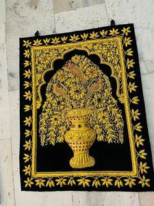 พรมแขวนผนังปักลาย Zardosi ประดับด้วยหินและเส้นด้ายสีทอง ขนาด 18 นิ้ว x 24 นิ้ว ราคาดีที่สุด - Product Image 4