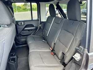 จี๊ป แรงเลอร์ ซาฮาร่า ปี 2023 รุ่น 4 ประตู ขับเคลื่อน 4 ล้อ เกียร์อัตโนมัติ เครื่องยนต์เทอร์โบ พร้อมเบาะหนัง หลังคาซันรูฟ กล้องมองหลัง 360 องศา ไฟเดย์ไลท์ LED - Product Image 3