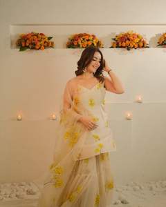 À la mode Chinon Silk Sharara Suit Luxury Work Dupatta Design Unique pour les fêtes comprend un filet doux-Vêtements pakistanais indiens - Product Image 1