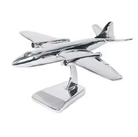 Sculptures d'avions en métal de première qualité, évoquant le frisson des spectacles aériens, capturant l'élégance et la force des avions qui traversent les nuages.
