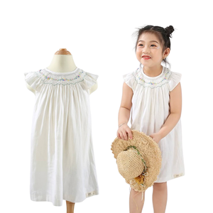 Vêtements pour enfants Vêtements pour filles Robes pour filles Robe smockée pour filles en gros Coton blanc court Fournisseur de modèles personnalisés - Product Image 1