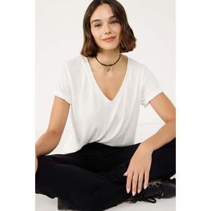 T-shirt à col en V avec manches pliées - Product Image 2