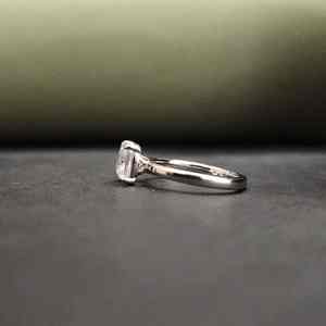 Belle bague de fiançailles unisexe en acier inoxydable 18 carats avec diamant moissanite taille coussin, certifiée IGI, cadeau tendance - Product Image 4