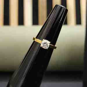 Anillo de Compromiso de Plata de Ley 925 con Moissanita de Corte Cojín, Certificado por IGI, Moderno y Único, para Regalo - Product Image 1