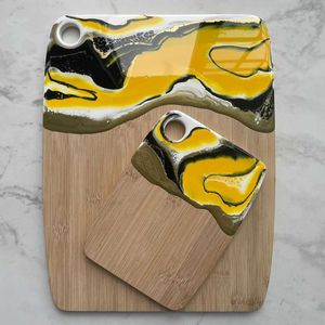 Magnifique planche à découper en résine et en bois faite à la main, durable, fonctionnelle et élégante pour les maisons modernes, les cuisines et les intérieurs rustiques - Product Image 5