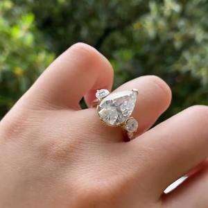 Art Deco 2.51CT VS1 Pear Cut Lab Grown Diamond Anillo de tres piedras 14K Oro sólido Propuesta de compromiso perfecta para los amantes - Product Image 3