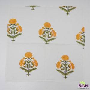 Serviettes en coton imprimées en blocs indiens carrés faits à la main de Ridhi Marigold festif et vert Kelly pour décor de cocktail de Thanksgiving - Product Image 5