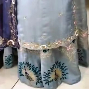 Costumes indiens modernes brodés à la main non cousus pour femmes élégants pour les fêtes de style traditionnel - Product Image 2