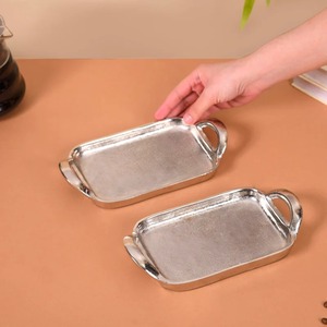 Juego de 2 Bandejas Redondas Pequeñas de Metal Plateado con Acabado Liso, Mini Platos para Aperitivos y Bocadillos con Asas, Artesanía Metálica para Bodas - Product Image 3