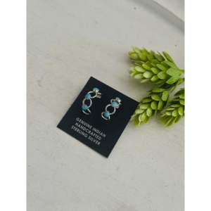 Boucles d'oreilles demi-cercle Robertson Martinez en opale bleue (synthétique) avec clous en argent sterling et serti clos, motif géométrique - Product Image 4
