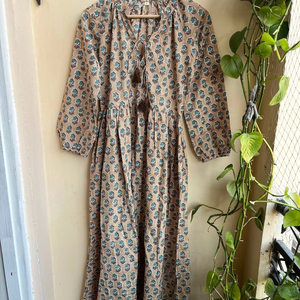 Vestido largo informal de algodón con estampado de bloque de manga larga con borlas y cuello en V, vestido largo informal de algodón indio con material de algodón 100% - Product Image 1