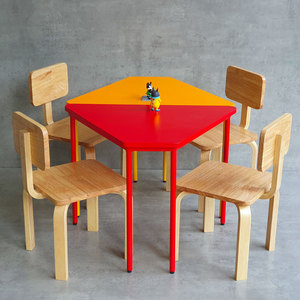 Ensemble table et chaises de maternelle au design moderne KGD041, forme trapézoïdale, en plastique confortable, avec 4 chaises pour les écoles - Product Image 1