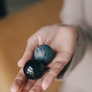 Esferas armonizadoras de 1.38 pulgadas (3,5 cm) (shungita y piedra de jabón/talkohlorita) - Product Image 5