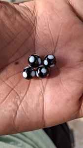 Perles de verre de raton laveur uniques et accrocheuses, fabriquées sur mesure, ajoutent une touche audacieuse à tout design grâce à des motifs distinctifs et des couleurs vibrantes. - Product Image 5