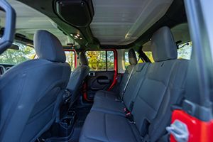 Jeep Wrangler Unlimited Willys 4x4 2022 con Luces LED, Techo Solar y Cámara Trasera de 360° - Product Image 5