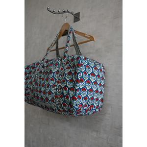 Sac de voyage en coton matelassé floral bohème de luxe, imprimé à la main en Inde, fermeture éclair, léger, sac à bandoulière pour la salle de sport, le week-end - Product Image 3