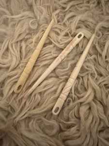 Aguja de hueso grabada 9 cm Ojo pequeño Encuadernación de aguja tallada a mano por Faizacraft - Product Image 3